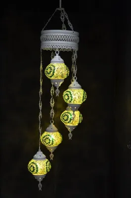 Produktbild von Hanglampe mit 5 bunten Mosaik-Glaskugeln im orientalischen Stil, marokkanische Deckenleuchte in Cremeweiß