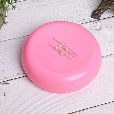 Productafbeelding van Ronde magnetische naaidoos - Duurzaam en praktisch - Roze - Opbergdoos voor naaldhouders - Sterke magneten - Geschikt voor naaien