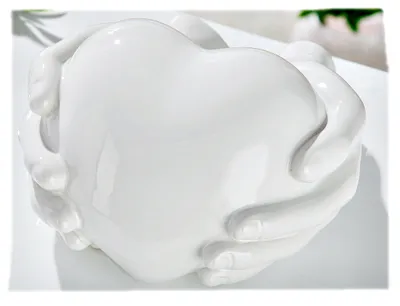 Produktbild von Dekorative Keramik Skulptur in weiß Herz in Händen