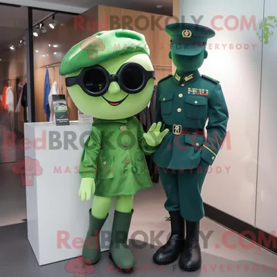 Produktbild von Maskottchenkostüm REDBROKOLY eines grünen Marinesoldaten mit Minikleid und Krawatte