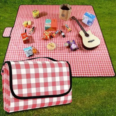 Produktbild von Picknickdecke 200 cm x 200 cm, wasserdicht, Stranddecke, Picknickmatte, waschbar, leicht, mit Tragegriff, rot kariert, ideal für Wanderungen, Reisen, Outdoor-Aktivitäten und Camping