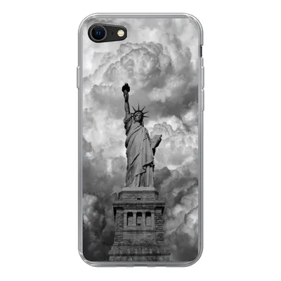 Produktbild von MuchoWow® Handyhülle Schutzhülle Hülle für iPhone 7 Freiheitsstatue in New York an einem bewölkten Tag in schwarz-weiß Silikon Softcase Handy Hülle - Kartenhalter