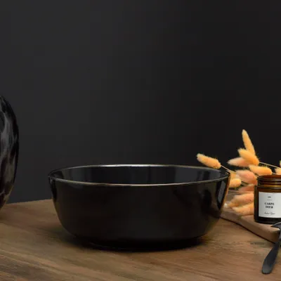 Produktbild von Schwarze Salatschüssel mit Goldrand, 25 cm Durchmesser