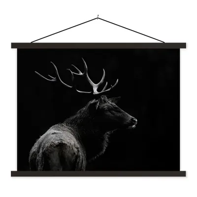 Produktbild von MuchoWow® Textilposter Hirsch - Schwarz - Porträt - Geweih - Tiere 60x45 cm mit schwarzem Rahmen - Poster Schlafzimmer