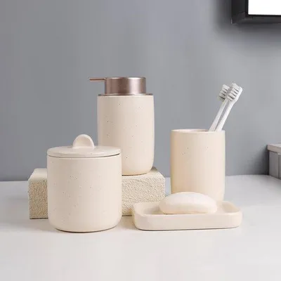 Obrázek produktu pro Ibenzoa® Elegantní čtyřdílná keramická koupelnová sada s dávkovačem mýdla a držákem na zubní kartáčky