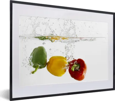 Produktbild von MuchoWow® MuchoWow® Gerahmtes Poster Paprika - Wasser - Gemüse 40x30 cm - Poster mit zchwarzem Bilderrahmen - Bilderrahmen - Poster im Rahmen