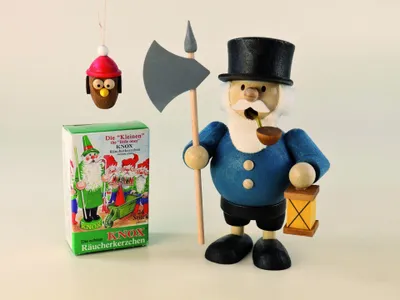 Obrázek produktu pro Kouřící muž noční hlídač s lucernou + vonné svíčky ŠxV 9x12cm NOVINKA