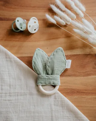 Zdjęcie produktu dla Little Livo – ręcznie robiony gryzak dla niemowląt w kolorze miętowym z szeleszczącymi uszami królika – silikon i muślin bawełniany – zabawka stymulująca zmysły – miękka i bezpieczna