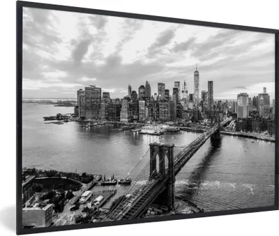Produktbild von MuchoWow® Gerahmtes Poster Skyline von New York mit der Brooklyn Bridge - schwarz und weiß 60x40 cm - Poster mit Schwarzem Bilderrahmen Wandposter Rahmen Foto Bilder - Printing - Wanddeko Schlafzimmer