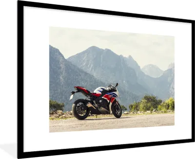 Produktbild von MuchoWow® Gerahmtes Poster Sportliches Motorrad in einer bergigen Gegend 90x60 cm - Poster mit Schwarzem Bilderrahmen Wandposter Rahmen Foto Bilder - Wanddekoration - Fotos
