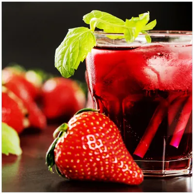 Produktbild von Wallario Sticker / Aufkleber für Kühlschrank / Geschirrspüler / Küchenschränke, selbstklebende Folie - 60 x 60 cm, Motiv: Erdbeer-Mojito - Frische Erdbeeren