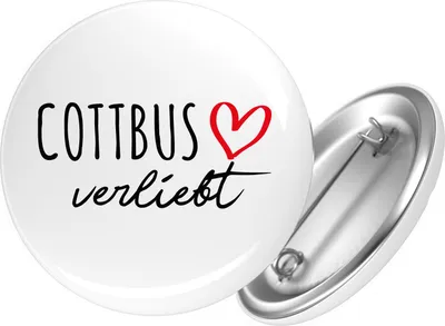 Produktbild von Huuraa Button Cottbus verliebt 25mm rund mit Sicherheitsnadel Ansteckbutton Geschenkidee