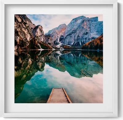 Produktbild von Bergblick auf See und Wald– Wandbild mit Rahmen – Gerahmtes Bild  – Wanddekoration – 50x50 cm –  Weiß Rahmen