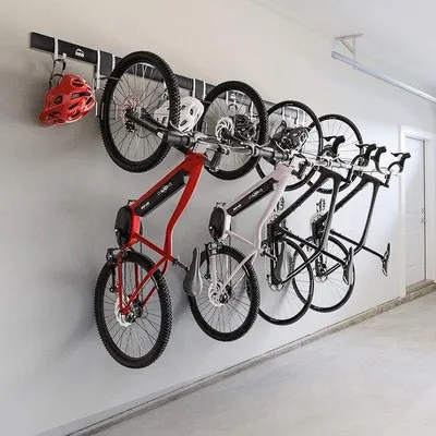 Immagine prodotto di Supporto a parete verticale per biciclette Unyqoos®: supporto regolabile in altezza, salvaspazio, per 2 biciclette. Gancio in gomma che protegge il cerchio. Adatto per e-bike, mountain bike e bici da corsa, con capacità di carico fino a 31 kg