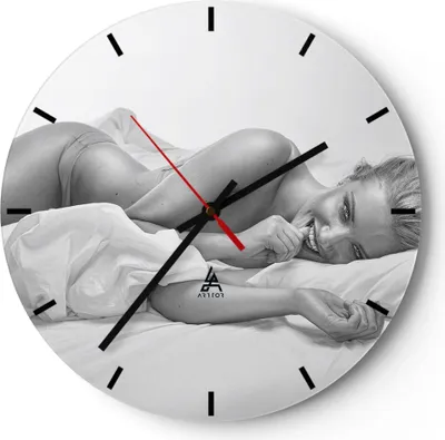 Produktbild von Wanduhr - Rund - Glasuhr - Weiblich mode modell posieren - 40x40cm - Schleichendes Uhrwerk - Lautlos - zum Aufhängen bereit - Dekoration Modern - Wanddekoration aus Glas - C3AR40x40-2606
