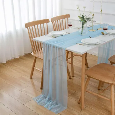 Zdjęcie produktu dla Chiffonowy bieżnik jasnoniebieski 75 x 400 cm - Dekoracyjny obrus na wesele i chrzest
