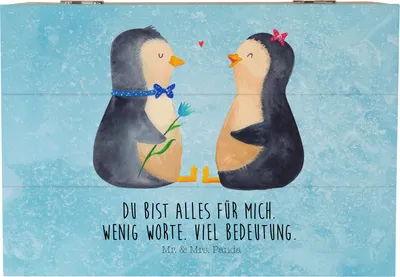Produktbild von Mr. & Mrs. Panda Truhe Pinguin Pärchen 22 x 15 cm - Eisblau - Geschenk, Hochzeitstag, Hochzeitsgeschenk, Liebe, Geschenkbox, Aufbewahrungstruhe, Erinnerungsbox, Hochzeit