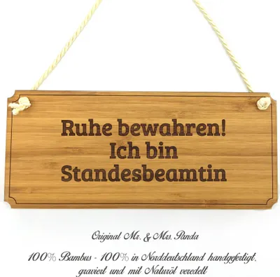 Produktbild von Mr. & Mrs. Panda Schild Standesbeamtin - Geschenk, Graviert, Berufsschule, Landhaus, Türschild, Geschenkidee, Abschluss, Hinweisschild, Holzschild, Gratulation, Shabby