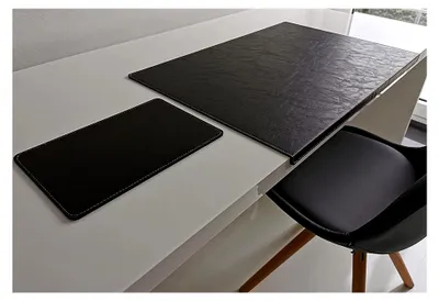 Produktbild von Gewinkelte Schreibtischunterlage mit Kantenschutz und Mauspad in Lora Leder 90 x 47 Schwarz