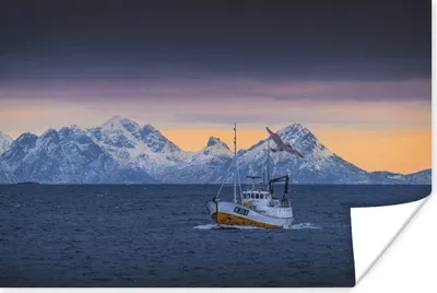 Produktbild von MuchoWow® Poster Ein Fischerboot mit Bergen im Hintergrund 60x40 cm - Schlafzimmerdekoration