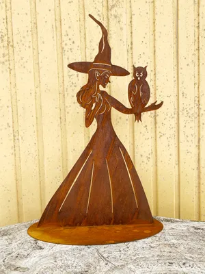 Produktbild von Edelrost Hexe mit Eule auf dem Arm auf Platte 90x54cm Edelrost Gartendeko Rost Metall Rostfigur Halloween