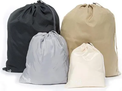Imagen del producto de Juego de 4 organizadores de maleta Unyqoos® HOPEVILLE – Incluye: 2 bolsas de 40x50 cm, 2 bolsas de 28x35 cm, 2 bolsas de 20x25 cm. Fabricado en poliéster, con cordón de cierre. Colores: antracita, marrón dorado, gris y beige