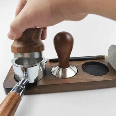 Zdjęcie produktu dla Drewniana stacja do ubijania kawy 5 w 1 z drewnianym ubijakiem do kawy, drewnianym dozownikiem, drewnianym koszyczkiem na filtr oraz drewnianym uchwytem na szczotkę
