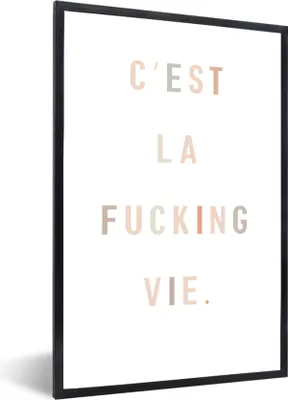 Produktbild von MuchoWow® Gerahmtes Poster Text - Zitate - C'est la fucking vie - Leben 60x90 cm - Poster mit Schwarzem Bilderrahmen Wandposter Rahmen Foto Bilder - Kunst
