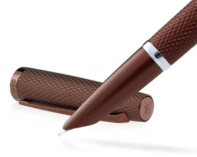 Zdjęcie produktu dla Długopis Diplomat Viper, brązowy, z grawerowaną powierzchnią, model z zakrytą stalówką, szerokość linii F/M