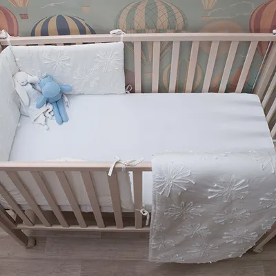 Produktbild von toTs by smarTrike Baby-Bettset Pure, weiß, Blumenmotiv, 100x120 cm Decke, 70x140 cm Spannbettlaken, 32x176 cm Nestchen