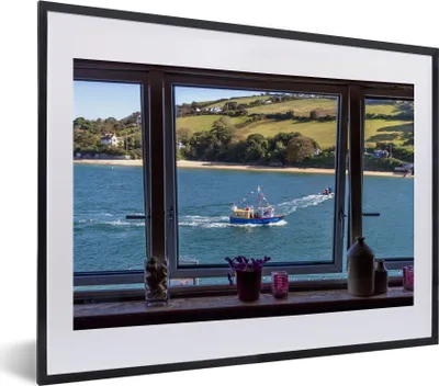 Produktbild von MuchoWow® MuchoWow® Gerahmtes Poster Blick auf das Meer und ein Boot 40x30 cm - Poster mit zchwarzem Bilderrahmen - Bilderrahmen - Poster im Rahmen