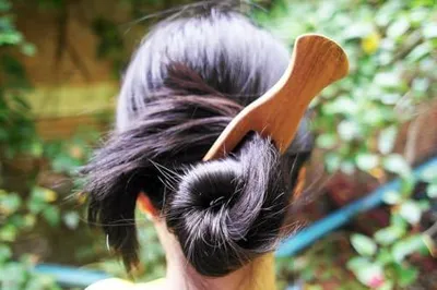 Produktbild von Holzkamm für Afro-Haar mit breiten Zähnen zum sanften Entwirren und Definieren natürlicher Locken, für verworrenes, gewelltes und lockiges Haar, zum Auswaschen und Mitnehmen, handgefertigt