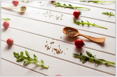 Produktbild von Wallario Wandbild Küche  Ruccola, Tomaten und Gewürze, Größe: 61 x 91,50 cm, Poster mit weißem Aluminiumrahmen