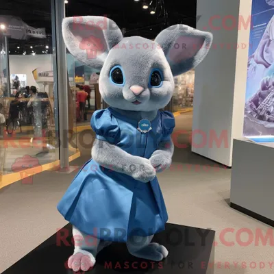 Produktbild von Maskottchencharakter REDBROKOLY eines blauen Chinchillas mit Minirock und Broschen