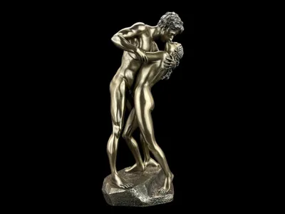 Image de Couple amoureux en pied, enlacés dans un baiser – Sculpture figurative en bronze, peinte à la main, dimensions : 13,5 cm × 11,5 cm × 29 cm, modèle WU75760A1