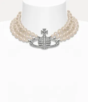 Zdjęcie produktu dla Title: Vivienne Westwood Three Row Pearl Bas Relief Choker Naszyjnik | Perły, Kryształ | Rozmiar Uniwersalny | Trzyrzędowy Choker z Zawieszką Orb