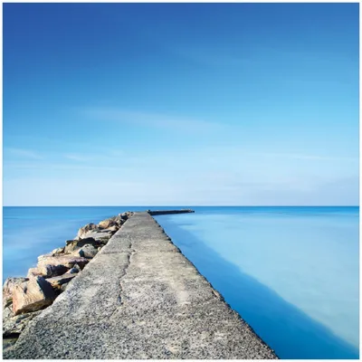 Produktbild von Wallario Premium Glasbild, freischwebende Optik, kräftige Farben, Größe 30 x 30 cm Motiv Pier am blauen Ozean mit blauem Himmel