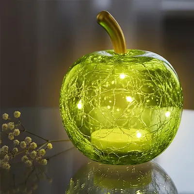 Immagine prodotto di Mini mela in vetro crackle da 7 cm con 5 LED a batteria e timer - verde - Frutto decorativo con effetto vetro frantumato, luce bianca calda
