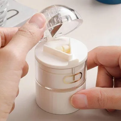 Immagine prodotto di Tagliapillole multifunzionale - Piccolo portapillole da viaggio - Macinapillole per vitamine e medicinali