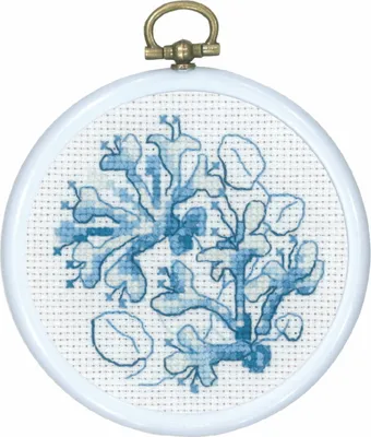 Produktbild von Permin Kreuzstich Stickpackung mit Rahmen "Blau Kapriolen", Zählmuster, Diam. 8 cm, 13-0846