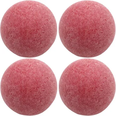 Productafbeelding van 4 zwarte, matte voetbalvormige ballen van kunsthars, 36 mm, geschikt voor tafelvoetbal, met verbeterde grip en in standaardmaat, ideaal als decoratie voor thuis en op school