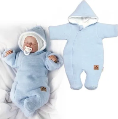 Productafbeelding van Winterse gebreide jumpsuit met capuchon, Baby Nellys - lichtblauw