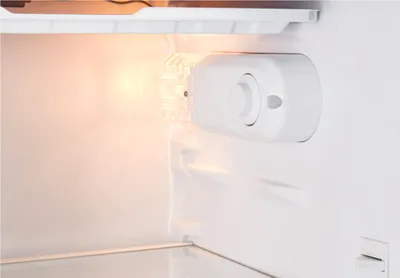 Produktbild von MEDION Kühlschrank mit Eiswürfelfach (90L Gesamt-Nutzinhalt 80L Kühlteil 10L Eiswürfelfach, transparente Gemüseschublade, freistehend, wechselbarer Türanschlag, höhenverstellbare Füße, MD37690) grau