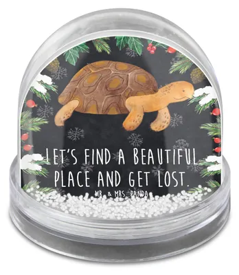 Produktbild von Mr. & Mrs. Panda Schneekugel Weihnachten Schildkröte Marschieren - Kreidetafel - Geschenk, dekoartikel, glitzerkugel, Abenteuer, Motivation, Meer, Weihnachts, Inspiration