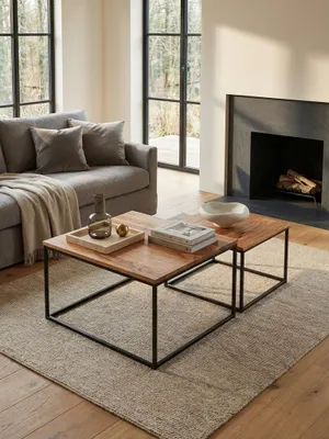 Couchtisch 2er Set von oben gezeigt, elegant arrangiert auf einem cremefarbenen Teppich vor einem Sofa, demonstriert die flexiblen Stellmöglichkeiten._#sku_SAFWL6.364#