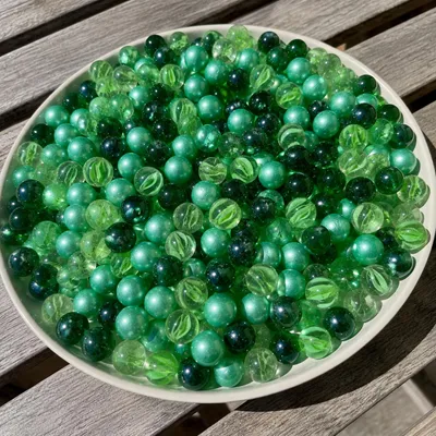 Produktbild von 170 Stück Glasmurmeln Grün Mix Ø 16 mm – Glaskugeln Murmel Set in verschiedenen Grüntönen – für Murmelbahn, Spiel, Deko & Vase, KI-generiertes Bild