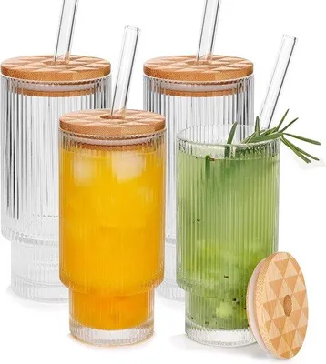 Produktbild von Famanu Glas-Set mit geriffeltem Design - 4 Gläser, 4 Bambusdeckel, 4 Glastrinkhalme