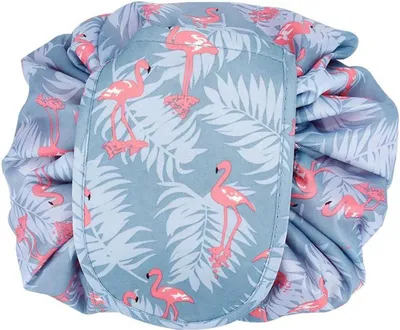 Produktbild von Intirilife Kosmetiktasche in GRAU ROSA FLAMINGO – Runder One Step Kulturbeutel mit Kordelzug zum Zusammenziehen mit 2 inneren Reißverschlussfächern ideal zum Reisen - Zur Aufbewahrung von Make-Up etc.