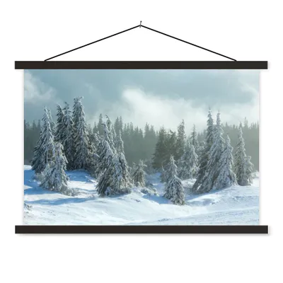 Produktbild von MuchoWow® Textilposter Wald - Schnee - Winter 60x40 cm mit schwarzem Rahmen - Hölzernes