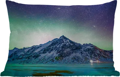 Produktbild von MuchoWow® Outdoor Kissen - Berg - Nordlichter - Schweden - Schnee - Grün - Winter - 60x40 cm - Wetterfest - Lounge Kissen - Zierkissen - Kissen für Innenräume